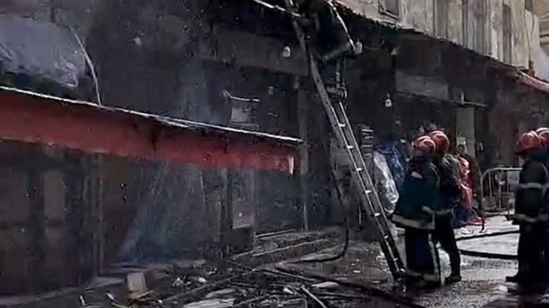 حريق الأكشاك الخشبية