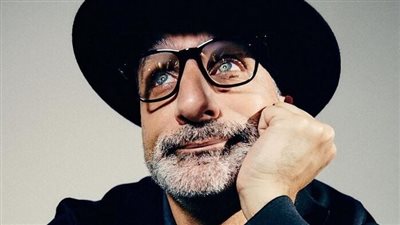 بالجلابية والنبوت الصعيدي.. ظهور مثير من باسم يوسف على مسرح Arabs got