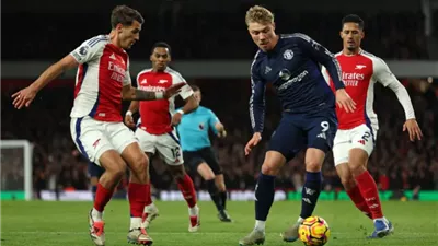 آرسنال يقتنص ثلاث نقاط ثمينة من مانشستر يونايتد في الدوري الإنجليزي