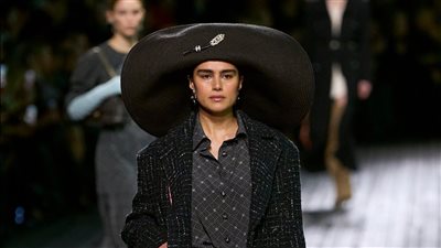 فساتين أنيقة ومحتشمة بألوان وتصاميم لجميع الأذواق ..عودة البوهيمية لخريف وشتاء 2025