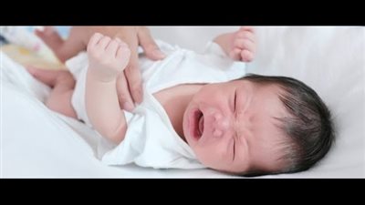 التصدق بوزن شعر المولودة ذهبًا.. هل هو من السنة أم من العادات؟