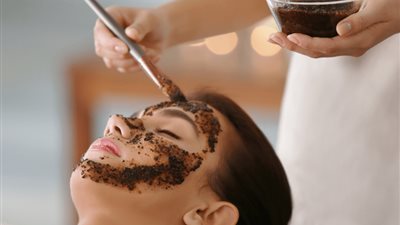 كيف تصنعين مقشر جوز الهند والسكر لبشرة مثالية؟.. بخطوات بسيطة