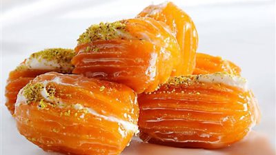 زي المحلات.. أسهل طريقة لتحضير حلوى بلح الشام 