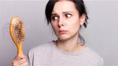 أسباب تساقط الشعر بكثرة عند البنات وكيفية التغلب عليها