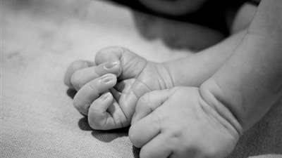 تفاصيل مرعبة في قضية والدة فتاة الدُرج التي وضعتها في دُرج 3 سنوات