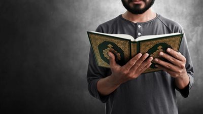 هل يجوز التسبيح والذكر والإنسان علي جًنب أم لا ؟ إليك الإجابة 