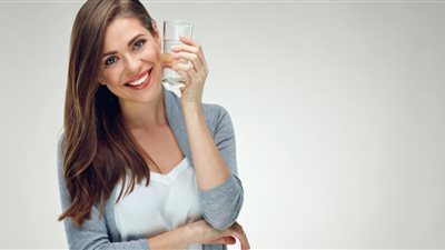لأصحاب البشرة الدهنية.. شرب الماء ينظم إنتاج الزيوت ويعزز صحة الجلد