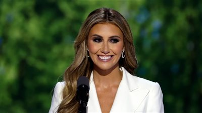 من أصول عربية.. معلومات هامة عن الحسناء ألينا حبة مستشارة ترامب للرئاسة