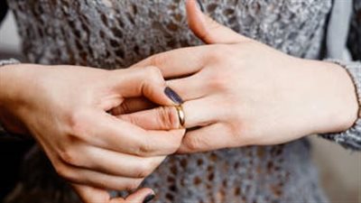 آية تقيم دعوى خلع وتستغيث: سرق شقا عمري وهرب