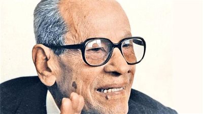 خاف من الطيران وعاش في عوامه وتزوج لمدة 10 سنوات في السر.. حكايات مثيرة عن نجيب محفوظ 