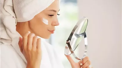 روتين يومي للعناية بالبشرة للقضاء على التجاعيد وتوحيد اللون