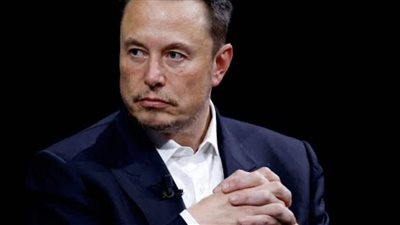 إيلون ماسك الفائز بصدارة أثرياء العالم ومراقب الحكومة الفيدرالية الأمريكية