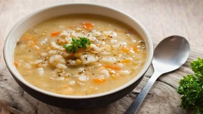 فوائد شوربة الدجاج بالشعير الصحية وكيفية عملها 