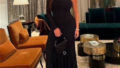 ياسمين عبد العزيز تتألق بإطلالة سوداء جذابة في أحدث ظهور