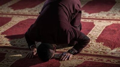 هل الصلاة بسرعة باطلة؟.. أمين الفتوى يوضح الحكم الشرعي 