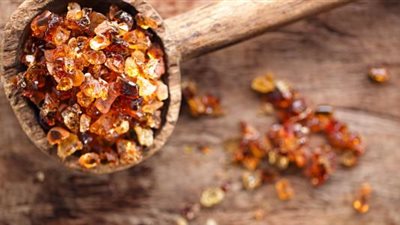 ماسك لبان الذكر للهالات السوداء.. وصفات طبيعية فعالة