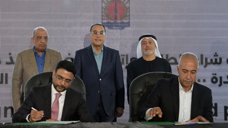 جانب من التوقيع