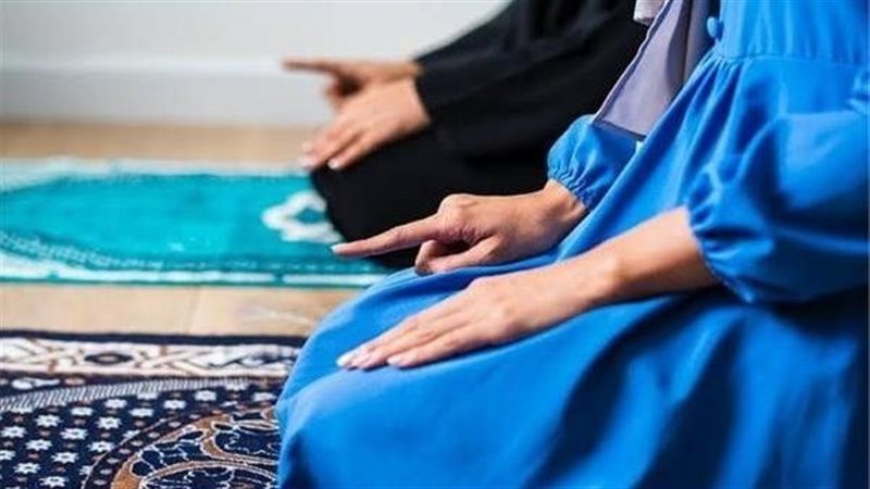 هل يجوز الصلاه بالميكب؟