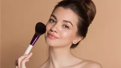 كيف تختارين أحمر الخدود المناسب لبشرتك؟.. إليك التفاصيل 