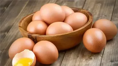 سعر كرتونة البيض اليوم للمستهلك الأبيض والبلدي والأحمر