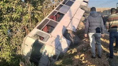 انقلاب أتوبيس مصنع سكر جرجا في ترعة بسوهاج وشهود عيان يروون الحادث