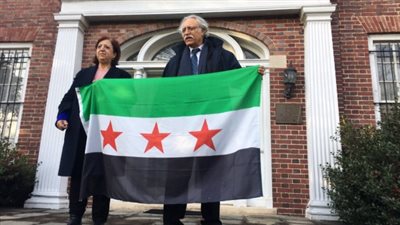 رفع علم سوريا الجديد في واشنطن.. بادرة دبلوماسية تعكس تغيرات سياسية