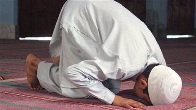 هل يجوز جمع الصلاة بغير السفر.. الشيخ عويضة عثمان يجيب 