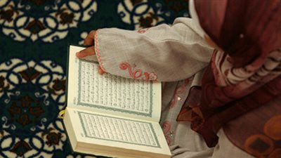 أحكام شرعية عن قراءة القرآن تخص المرأة.. تعرف عليها 