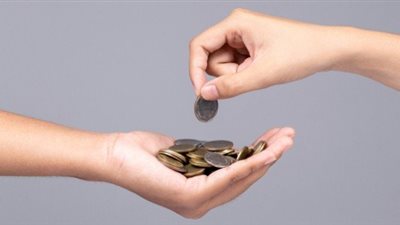 حكم إخراج الصدقة من مال فيه شبهة حرام.. أمين الفتوى يوضح