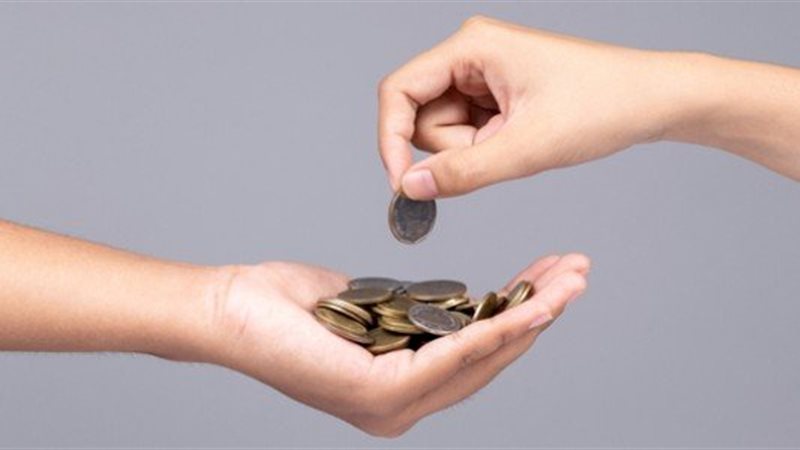 إخراج الصدقة من مال