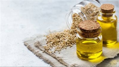 اعرف فوائده.. زيت السمسم الحل السحري لصحة شعرك ولمعانه ومنع تساقطه 