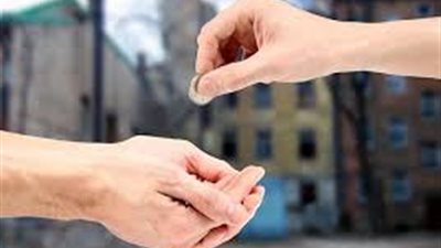 هل يجوز للزوجة التصدق من مال زوجها؟.. دار الافتاء تجيب