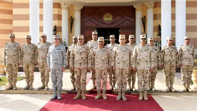 بالصور.. وزير الدفاع يعاين تشكيلات قوات الدفاع الجوي ويلتقي المقاتلين