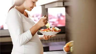 حكم إفطار الحامل في رمضان.. هل يتطلب القضاء والكفارة أم أحدهما يكفي؟