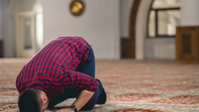 حكم الصلاة على مرتبة من الإسفنج.. دار الإفتاء توضح الرأي الشرعي