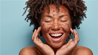 لبشرة ناعمة ونضرة.. أفضل المقشرات الطبيعية للحفاظ على بشرتك في برد الشتاء