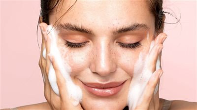 فوائد الغسول الطبيعي للبشرة.. خيار صحي وجمالي