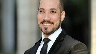 وصول عبد الله رشدي لجلسة محاكمة الطبيب المتهم بالتسبب في وفاة زوجته