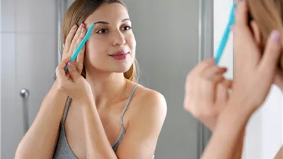 إزالة شعر الوجه للنساء.. هل شفرة الوجه آمنة للاستخدام اليومي؟