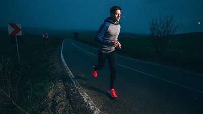 فوائد مذهلة لـ المشي ليلاً..  اجعله جزءًا من روتينك اليومي