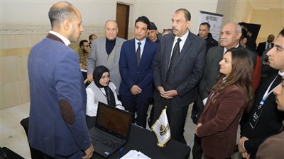 محافظ سوهاج يتفقد ملتقى التوظيف بنادي المحليات