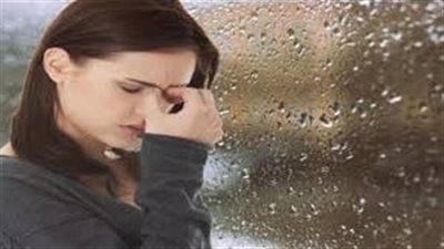 الضغط الجوي والرطوبة.. السبب الحقيقي للتوعك قبل المطر