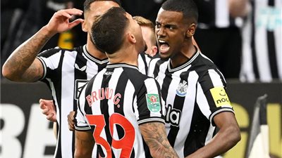 نيوكاسل يقهر مانشستر يونايتد في عقر داره بثنائية في الدوري الإنجليزي 