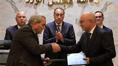 رئيس الوزراء يشهد التوقيع على اتفاقية تصنيع سيارات 