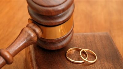 قصة سيدة ترفع دعوى خلع بسبب بخل زوجها: بيخبي الأكل في هدومه