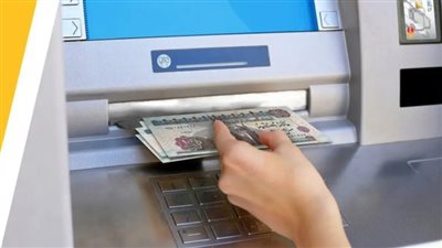 حقيقة تعديل رسوم السحب النقدي.. الاستعلام عن الرصيد من ماكينات الصراف الآلي