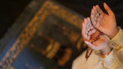 هل يجوز ذكر اسم شخص في الدعاء أثناء الصلاة؟.. الافتاء ترد