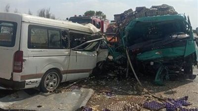 حادث أسوان.. مصرع وإصابة 15 شخصا في اصطدام سيارتين بطريق الصحراوي