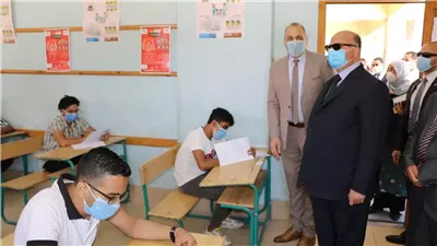 إقالة معلم بالجيزة لنشره امتحان على صفحات التواصل الاجتماعي خلال امتحانات نصف العام