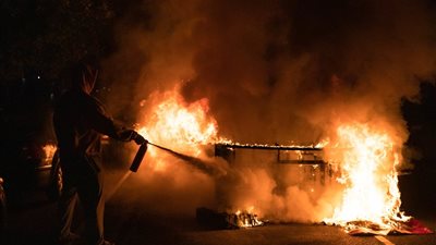 الحماية المدنية تسيطر على حريق مخزن الهرم دون خسائر في الأرواح